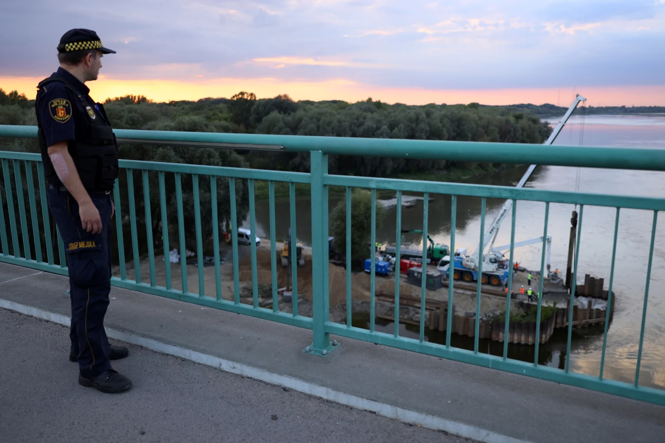 Wskutek awarii zarząd Miejskiego Przedsiębiorstwa Wodociągów i Kanalizacji podjął decyzję o zrzucie nieczystości do Wisły - do rzeki trafia 3 tys. litrów (3 m sześc.) nieczystości na sekundę.