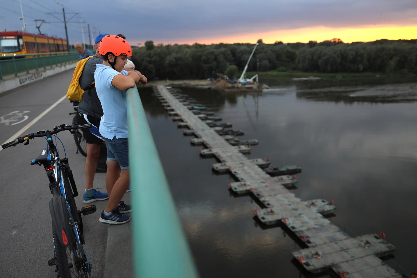 Przeprawa pontonowa przez Wisłę długości ponad 270 metrów znajduje się nieopodal mostu Marii Skłodowskiej-Curie. 
