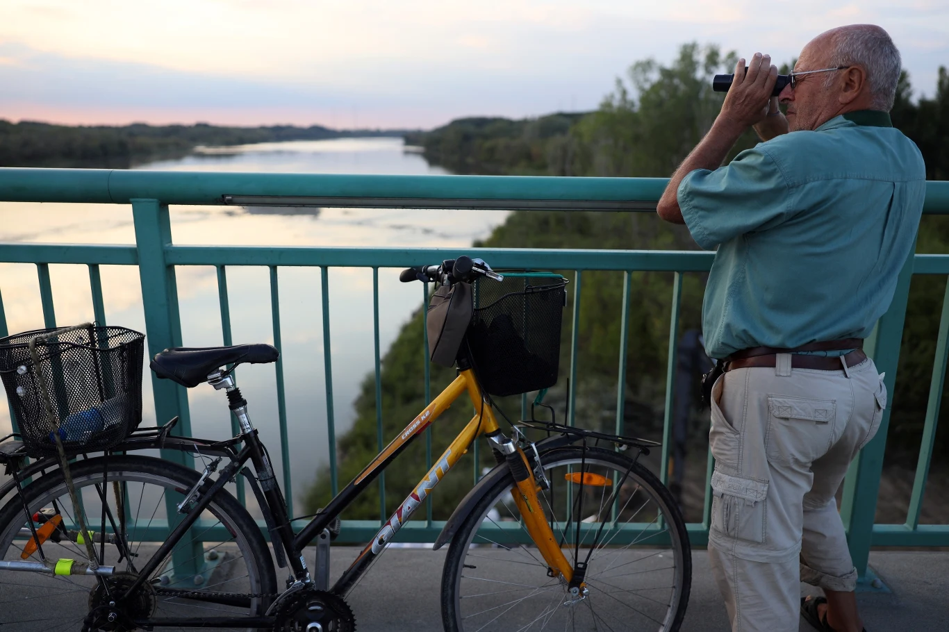 Prace zainteresowały warszawiaków, którzy przyglądali się wszystkiemu z pobliskiego mostu. 