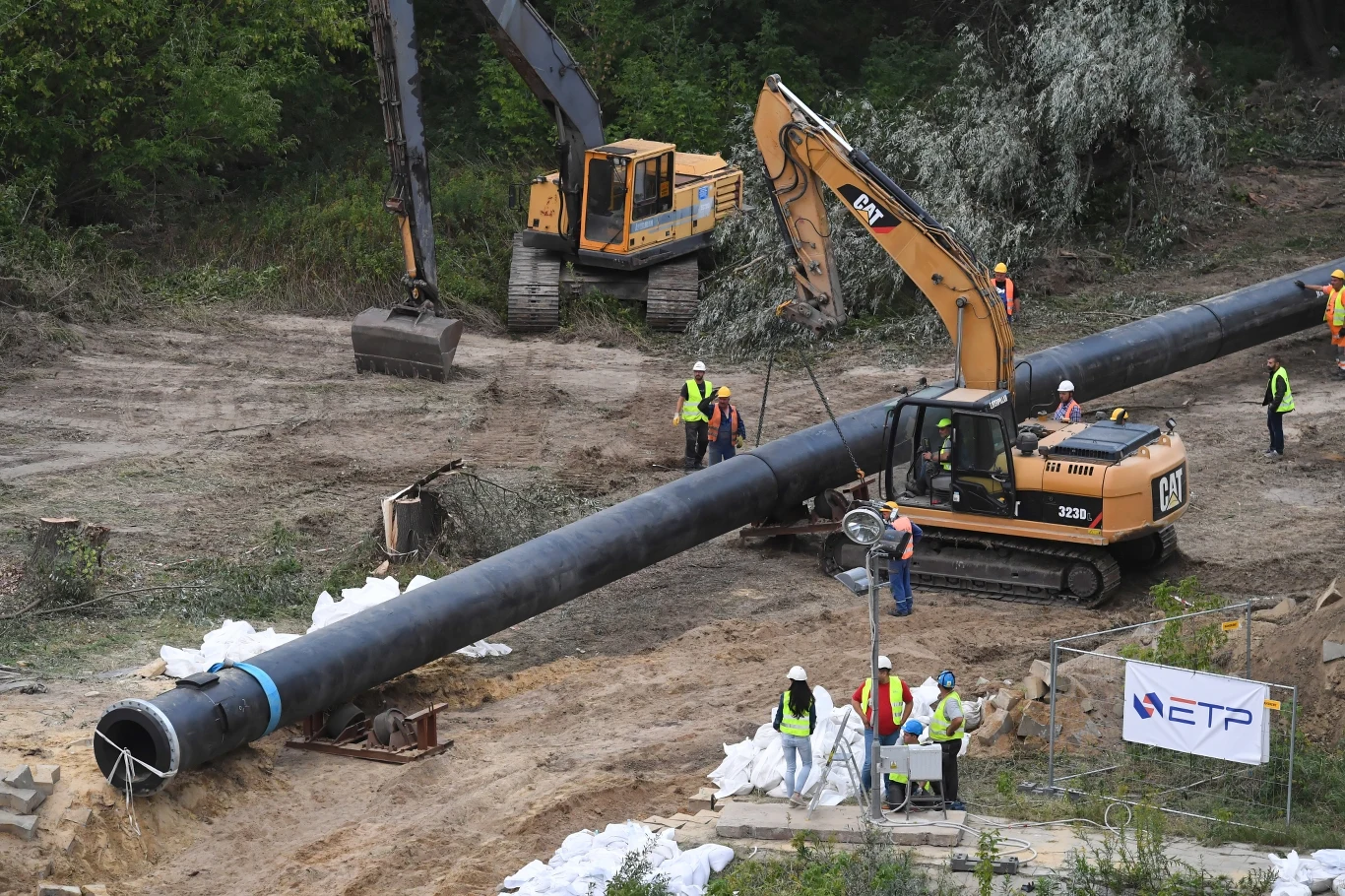 Wiceprezes Wód Polskich ds. Ochrony przed Powodzią i Suszą Krzysztof Woś wyjaśniał w środę PAP, że czerpnia jest budowana tuż przy wylocie ścieków do rzeki. "Zrobiliśmy to w ten sposób, że ogrodziliśmy wylot nieczystości do Wisły. Zamykamy tę przestrzeń, wkładamy w to pompy i pompujemy ścieki do rurociągu zastępczego. Rurociągiem zastępczym ułożonym na moście pontonowym płyną one na prawy brzeg Wisły. Tuż za Wisłą (na prawym brzegu – przyp. red.) wpinamy się w komorę rurociągu zasadniczego i nim nieczystości są odprowadzane do oczyszczalni ‘Czajka’" – powiedział.