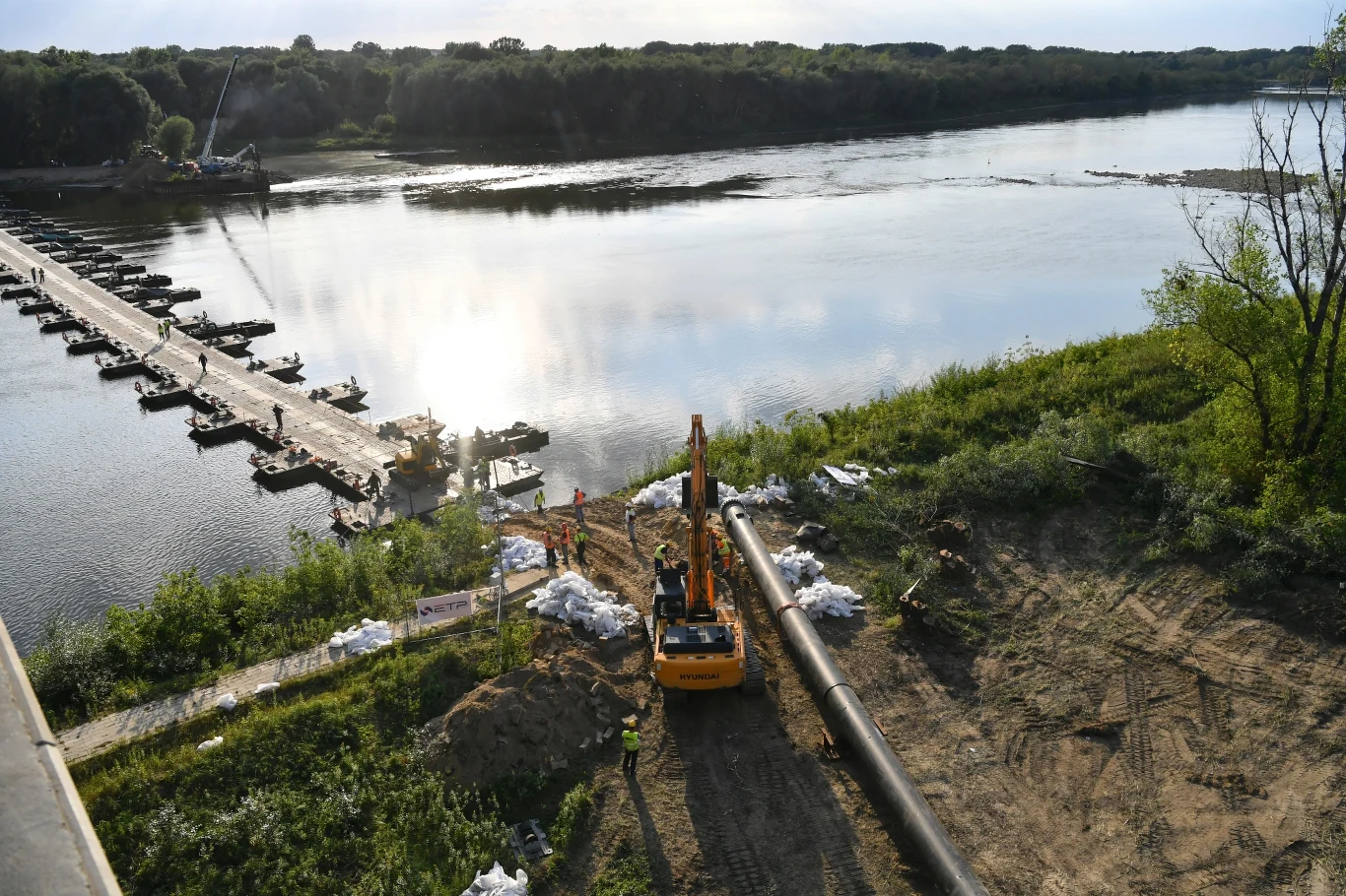 Do awarii jednego z kolektorów przesyłających ścieki z części lewobrzeżnej Warszawy do położonej na prawym brzegu oczyszczalni "Czajka" doszło we wtorek (27 sierpnia). Nieczystości skierowano wówczas do drugiego kolektora, który jednak w środę (28 sierpnia) przestał funkcjonować.
