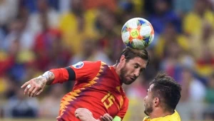 Sergio Ramos (z lewej) i Nicolae Stanciu