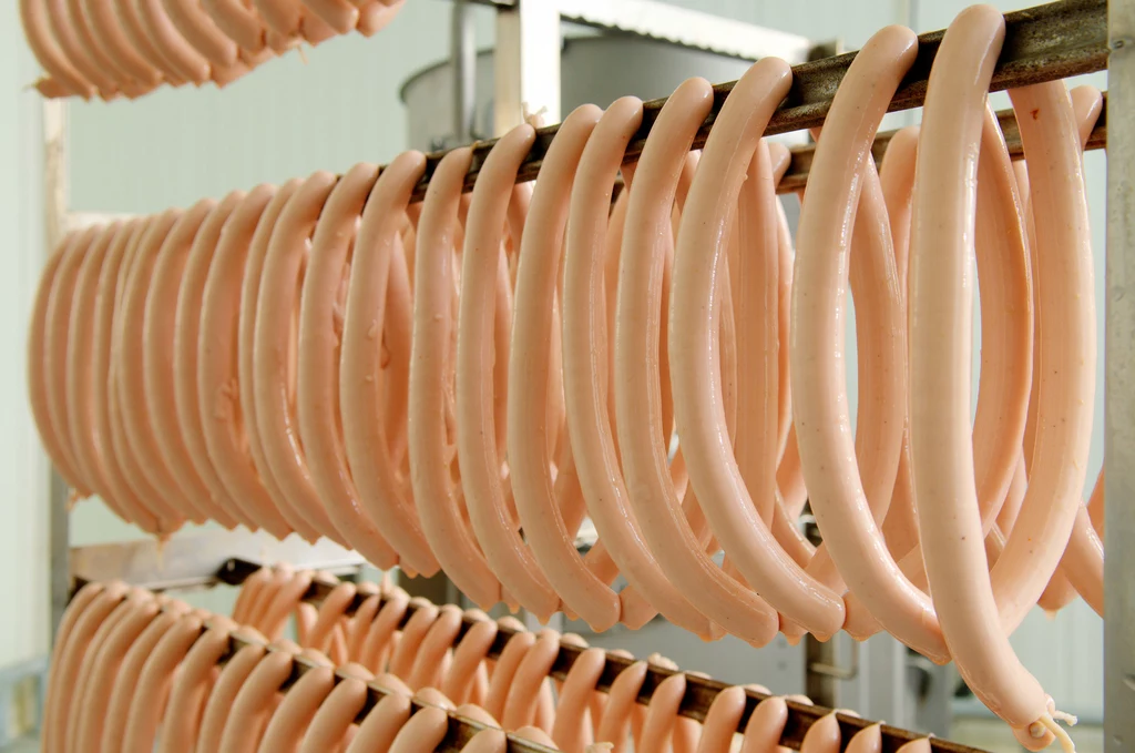 Parówki najczęściej produkuje się z masy, która zawiera znikomą ilość prawdziwego mięsa