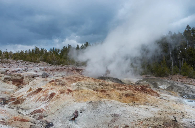 Gejzer Steamboat w Yellowstone Gejzer Steamboat w Yellowstone
