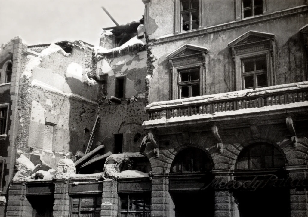 Warszawa, 1939 (zima 39/40). Ulica Rymarska, po prawej widoczny neon lokalu rozrywkowego "Melody Palace", w którym pozniej wystepowala m.in. Wiera Gran Warszawa, 1939 (zima 39/40). Ulica Rymarska, po prawej widoczny neon lokalu rozrywkowego "Melody Palace", w którym pozniej wystepowala m.in. Wiera Gran