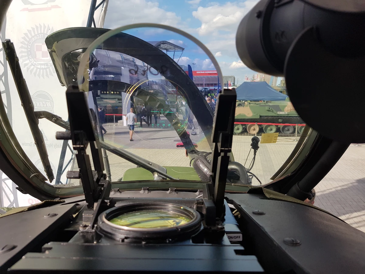 Celownik przezierny Mi-24 został zmodernizowany do funkcjonalności wyświetlacza HUD, piloci moga równiez wykorzystywać Nahełmowe Systemy Wyswietlania Parametrów Lotu Cyklop Celownik przezierny Mi-24 został zmodernizowany do funkcjonalności wyświetlacza HUD, piloci moga równiez wykorzystywać Nahełmowe Systemy Wyswietlania Parametrów Lotu Cyklop