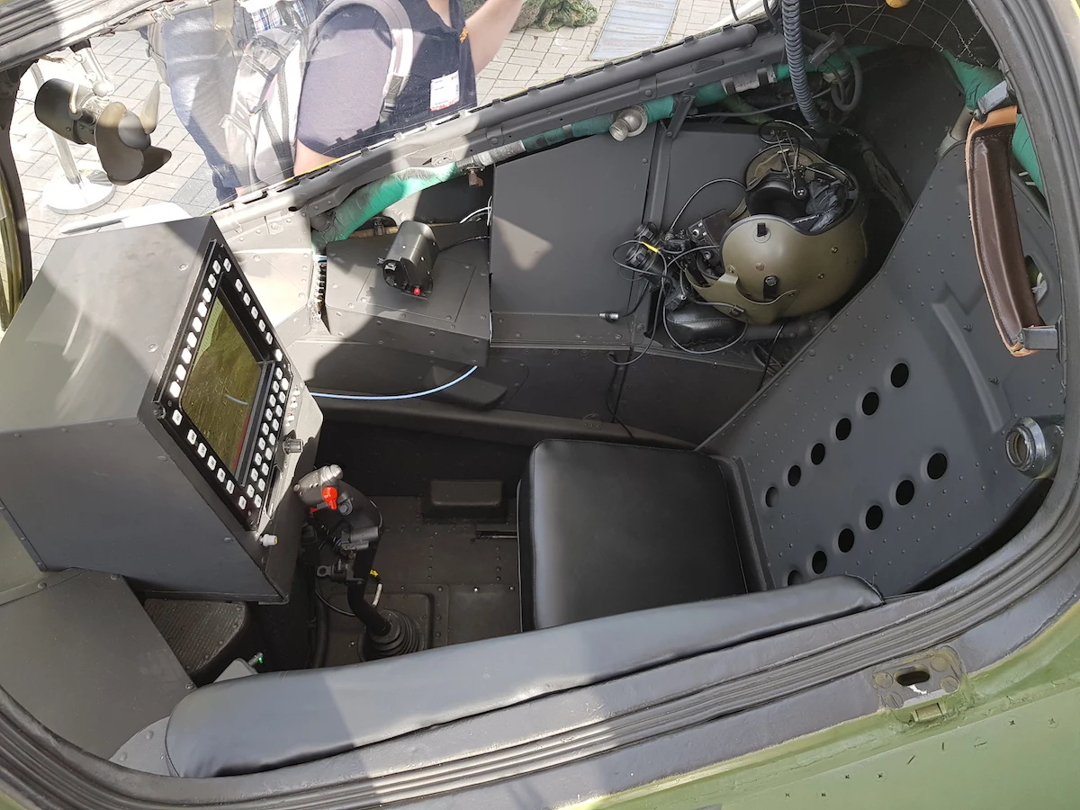 Przednia kabina z zabudowanym ekranem wielofunkcyjnym i przebudowanym drążkiem sterowniczym Przednia kabina z zabudowanym ekranem wielofunkcyjnym i przebudowanym drążkiem sterowniczym