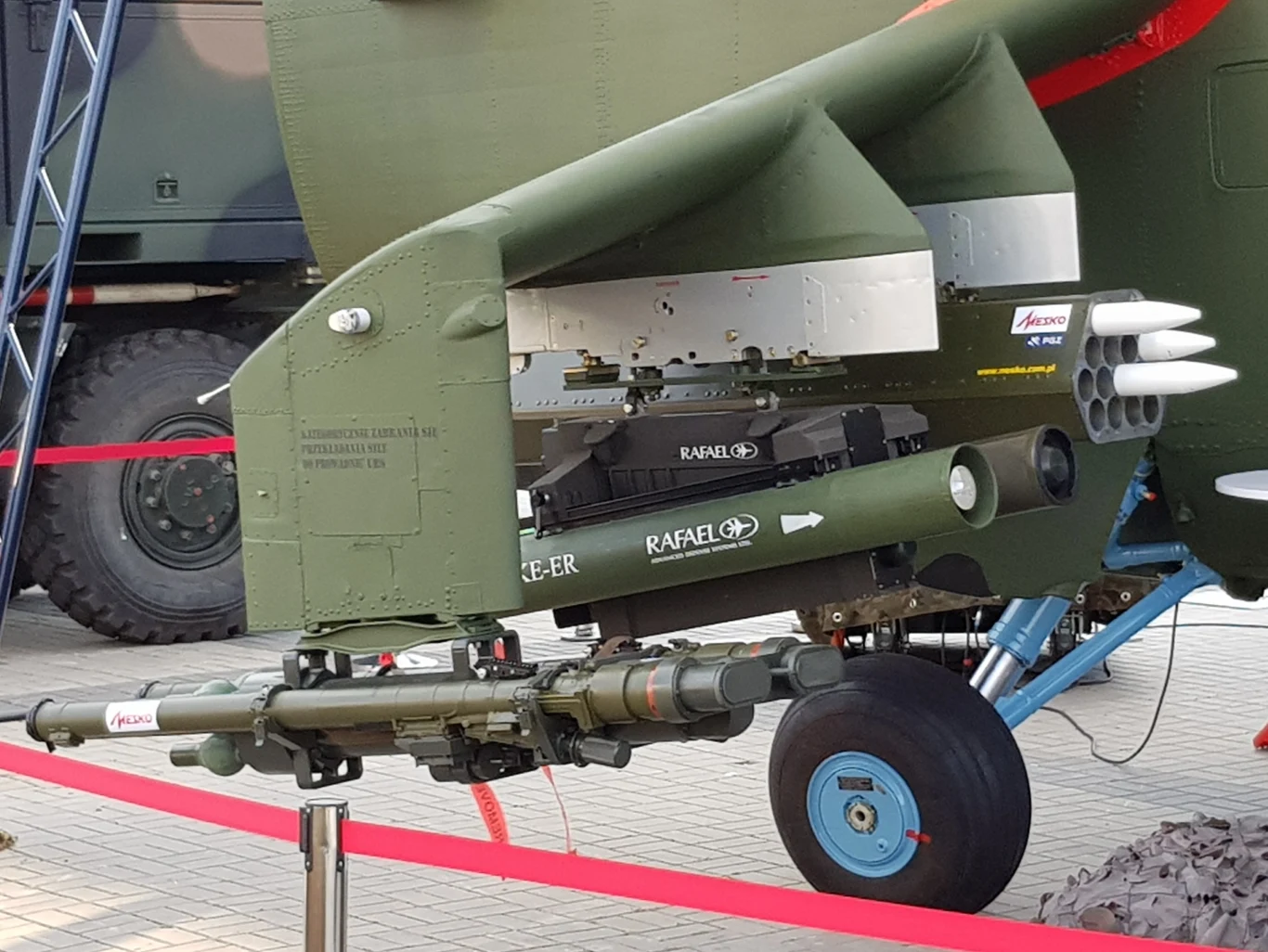 Zmodernizowane śmigłowce mają zostać uzbrojone w ppk rodziny SPIKE oraz niekierowane pociski rakietowe i pociski przeciwlotnicze Piorun bardzo krótkiego zasięgu produkowane przez Mesko Zmodernizowane śmigłowce mają zostać uzbrojone w ppk rodziny SPIKE oraz niekierowane pociski rakietowe i pociski przeciwlotnicze Piorun bardzo krótkiego zasięgu produkowane przez Mesko