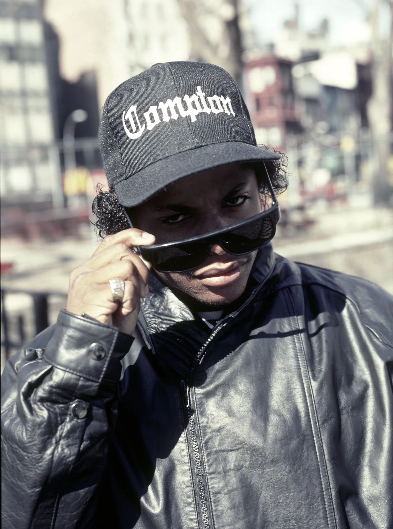 Pierwszym i jedynym albumem, jaki formacja wydała w pełnym składzie, był "Straight Outta Compton", który został uznany za jeden z najważniejszych krążków w historii hip hopu. Pierwszym i jedynym albumem, jaki formacja wydała w pełnym składzie, był "Straight Outta Compton", który został uznany za jeden z najważniejszych krążków w historii hip hopu.