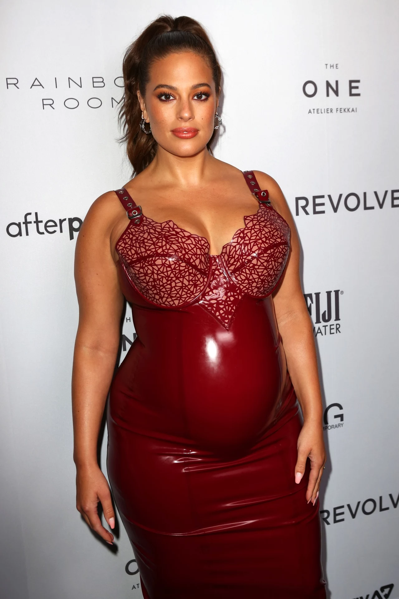 Gwiazda zaszokowała tam swoją śmiałą kreacją. Ashley Graham wybrała na tą okazję obcisłą lateksową sukienkę marki Vex Clothing. Niewiele celebrytów, by się na to odważyło. Gwiazda zaszokowała tam swoją śmiałą kreacją. Ashley Graham wybrała na tą okazję obcisłą lateksową sukienkę marki Vex Clothing. Niewiele celebrytów, by się na to odważyło.