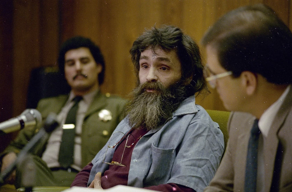 Charles Manson podczas przesłuchania w 1986 roku, 17 lat po zbrodni w Hollywood