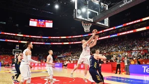 Damian Kulig rzuca na kosz Rosji