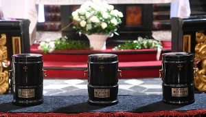 Urny z ziemią z miejsc pochówku lub śmierci Mariana Rejewskiego, Jerzego Różyckiego i Henryka Zygalskiego spoczęły w piątek w krypcie kościoła św. Piotra i Pawła w Krakowie