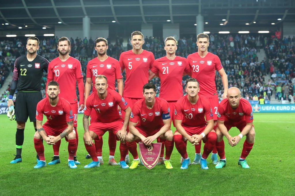 Polacy od lewej: Łukasz Fabiański, Grzegorz Krychowiak, Bartosz Bereszyński, Jan Bednarek, Tomasz Kędziora, Krzysztof Piątek (L) dolny rząd od lewej: Mateusz Klich, Kamil Grosicki, Robert Lewandowski, Piotr Zieliński i Michał Pazdan Polacy od lewej: Łukasz Fabiański, Grzegorz Krychowiak, Bartosz Bereszyński, Jan Bednarek, Tomasz Kędziora, Krzysztof Piątek (L) dolny rząd od lewej: Mateusz Klich, Kamil Grosicki, Robert Lewandowski, Piotr Zieliński i Michał Pazdan