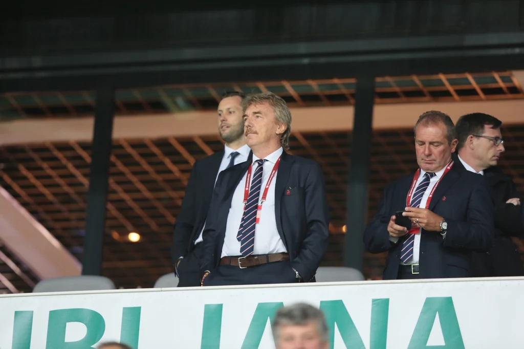 Prezes PZPN Zbigniew Boniek (C) na trybunach stadionu "Stozice" w Lublanie Prezes PZPN Zbigniew Boniek (C) na trybunach stadionu "Stozice" w Lublanie