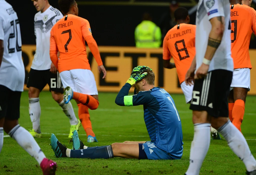 Załamany bramkarz Niemiec - Manuel Neuer w meczu z Holandią Załamany bramkarz Niemiec - Manuel Neuer w meczu z Holandią