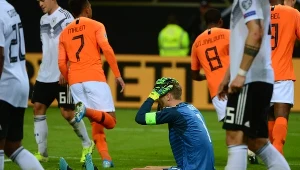 Załamany bramkarz Niemiec - Manuel Neuer w meczu z Holandią