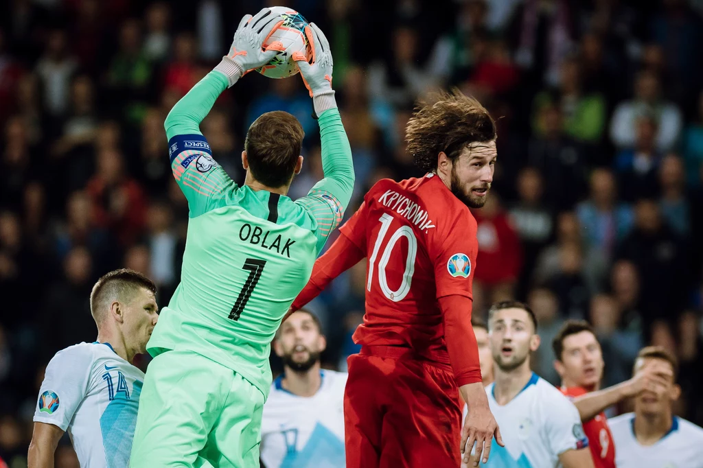 Bramkarz Słowenii Jan Oblak i polski pomocnik Grzegorz Krychowiak Bramkarz Słowenii Jan Oblak i polski pomocnik Grzegorz Krychowiak