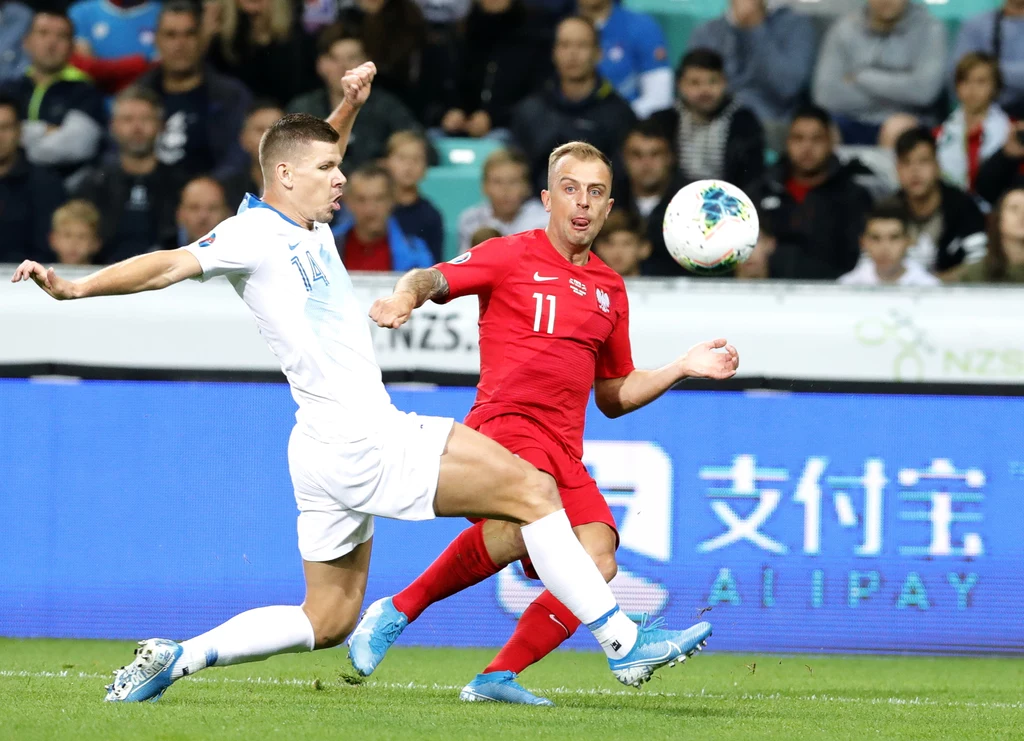 Kamil Grosicki (z prawej) kontra Roman Bezjak Kamil Grosicki (z prawej) kontra Roman Bezjak