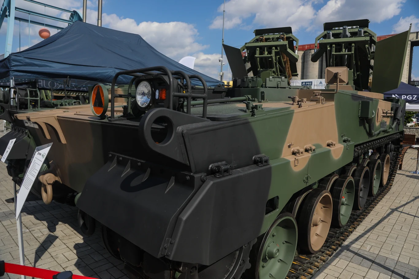 Huta Stalowa Wola (HSW) i Wojskowe Zakłady Uzbrojenia (WZU) zaprezentowały z kolei demonstrator niszczyciela czołgów na podwoziu 155-mm armatohaubicy Krab, w oryginale będącym licencjonowanym podwoziem południowokoreańskiej ahs K9 Thunder. Jest to nowoczesne podwozie gąsienicowe z zawieszeniem hydropneumatycznym o długości 12 101 mm, szerokości 3640 mm oraz wysokością wraz z wyrzutnią, ale bez pocisków, 2961 mm.