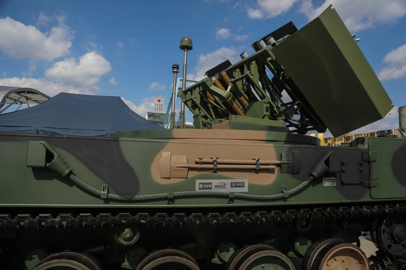 Napęd stanowi silnik wysokoprężny MTU o mocy maksymalnej 1000 KM z przekładnią główną Allison. Zapewnia on prędkość maksymalną do 60 km/h. Demonstrator wyrzutni obrotowej z osłonami balistycznymi przewidziany jest do integracji z ppk dowolnego dostawcy, które wybierze zamawiający. Istnieje możliwość integracji różnych typów systemów naprowadzania ppk oraz konfiguracji zabudowy wyrzutni, w tym wariantu chowanego całkowicie w kadłubie.