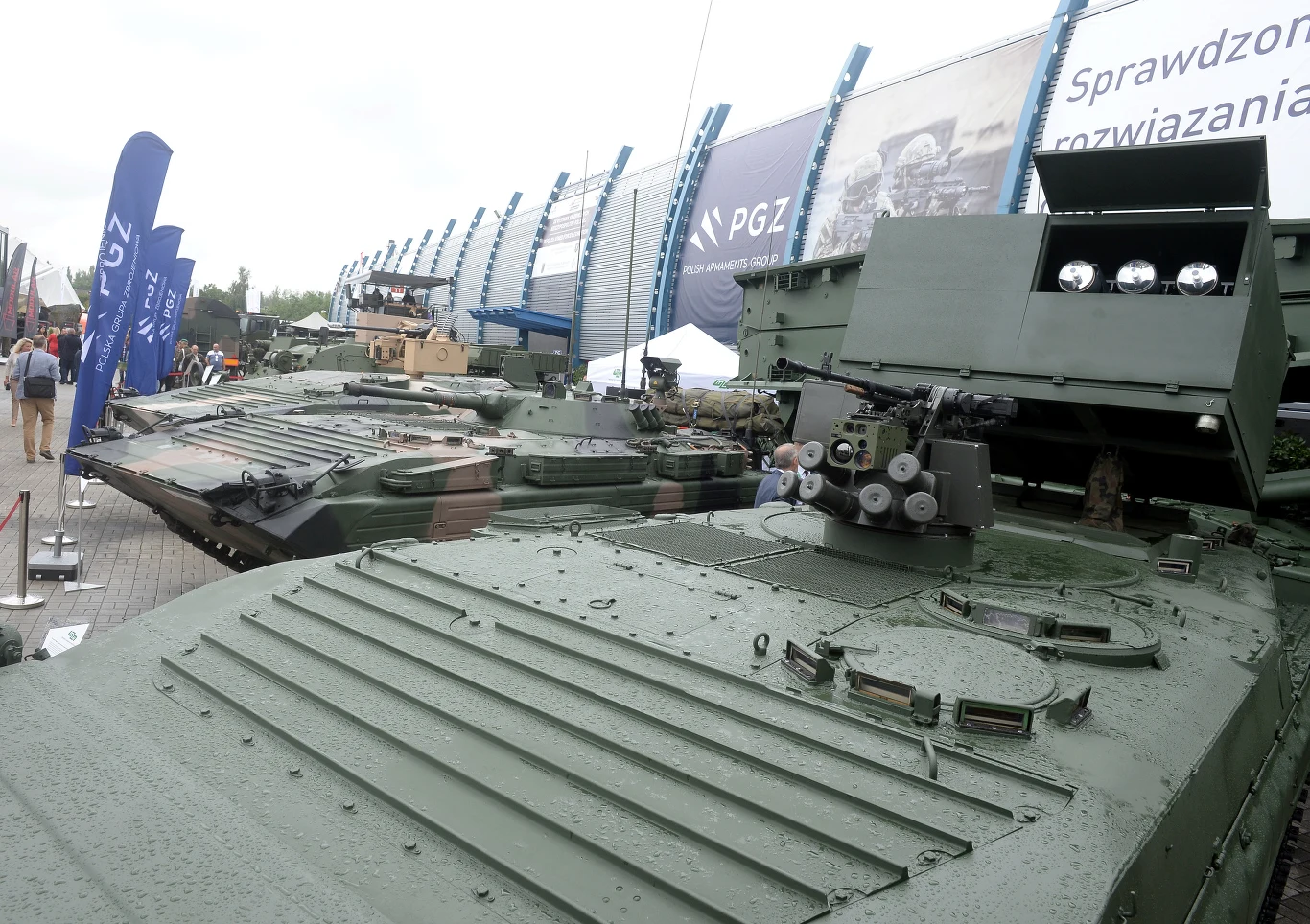 Załoga ma do dyspozycji cyfrowy system łączności zewnętrznej, zgodny ze standardami NATO, współpracujący z systemem łączności wewnętrznej i kompatybilny z systemami sojuszniczymi. System nawigacji i pozycjonowania jest dwuczęściowy: satelitarny i zliczeniowy. Pojazd otrzymał także system samoosłony zintegrowany z wyrzutnią granatów dymnych. Warte odnotowania jest to, że klasycznie zamontowany silnik wysokoprężny UTD-20 zastąpiono szybkowymiennym power-packiem z tymże silnikiem i skrzynią biegów, co już wcześniej WZM proponowały w ramach modernizacji BWP-1. Niszczyciel czołgów otrzymał także pokładową infrastrukturę teleinformatyczną, co pozwoli na integrację z systemem zarządzania polem walki BMS.