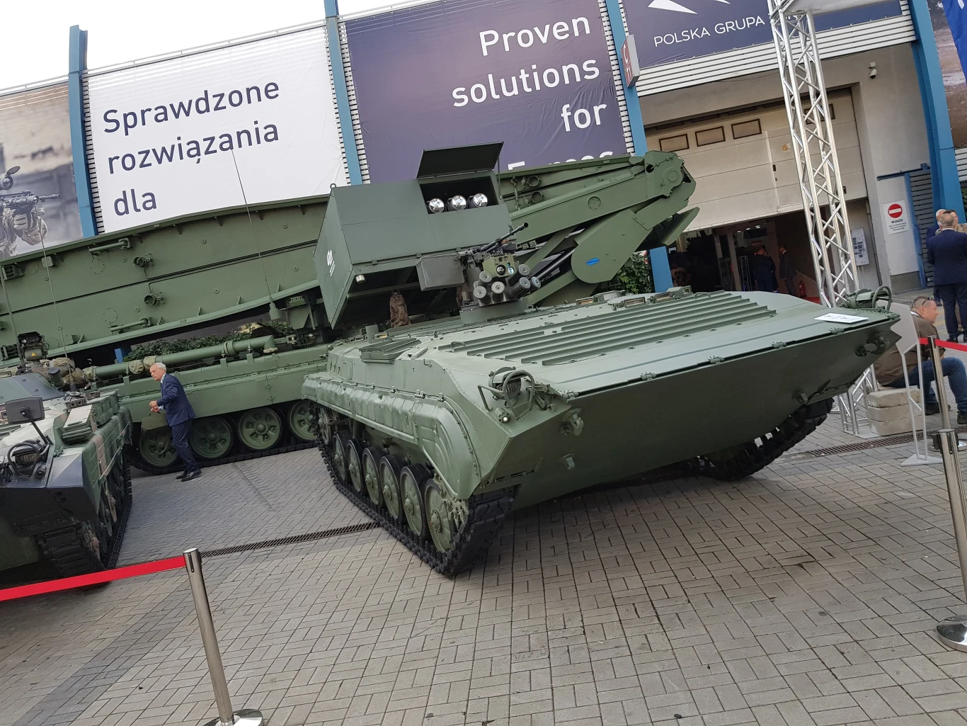 Wojskowe Zakłady Motoryzacyjne (WZM) z Poznania zaprezentowały niszczyciel czołgów na podwoziu bojowego wozu piechoty BWP-1, który ma powstawać poprzez modernizację istniejących pojazdów, będących na stanie Wojska Polskiego. Pojazd wyposażono w kasetową, 12-prowadnicową wyrzutnię nowej generacji dla przeciwpancernych pocisków kierowanych (ppk) o zasięgu 12 km, a także ręczne wyrzutnie ppk. Ma to pozwolić na zwalczanie ciężko opancerzonych celów, w tym również chronionych przez aktywne systemy ochrony pojazdów (ASOP) typu soft-kill (zakłócające) i hard-kill (kinetyczne). Ponadto, pojazd wyposażono w zdalnie sterowany moduł uzbrojenia (zsmu), wyposażony w 12,7-mm karabin maszynowy do samoobrony wraz z nowoczesnymi dzienno-nocnymi przyrządami optoelektronicznymi.