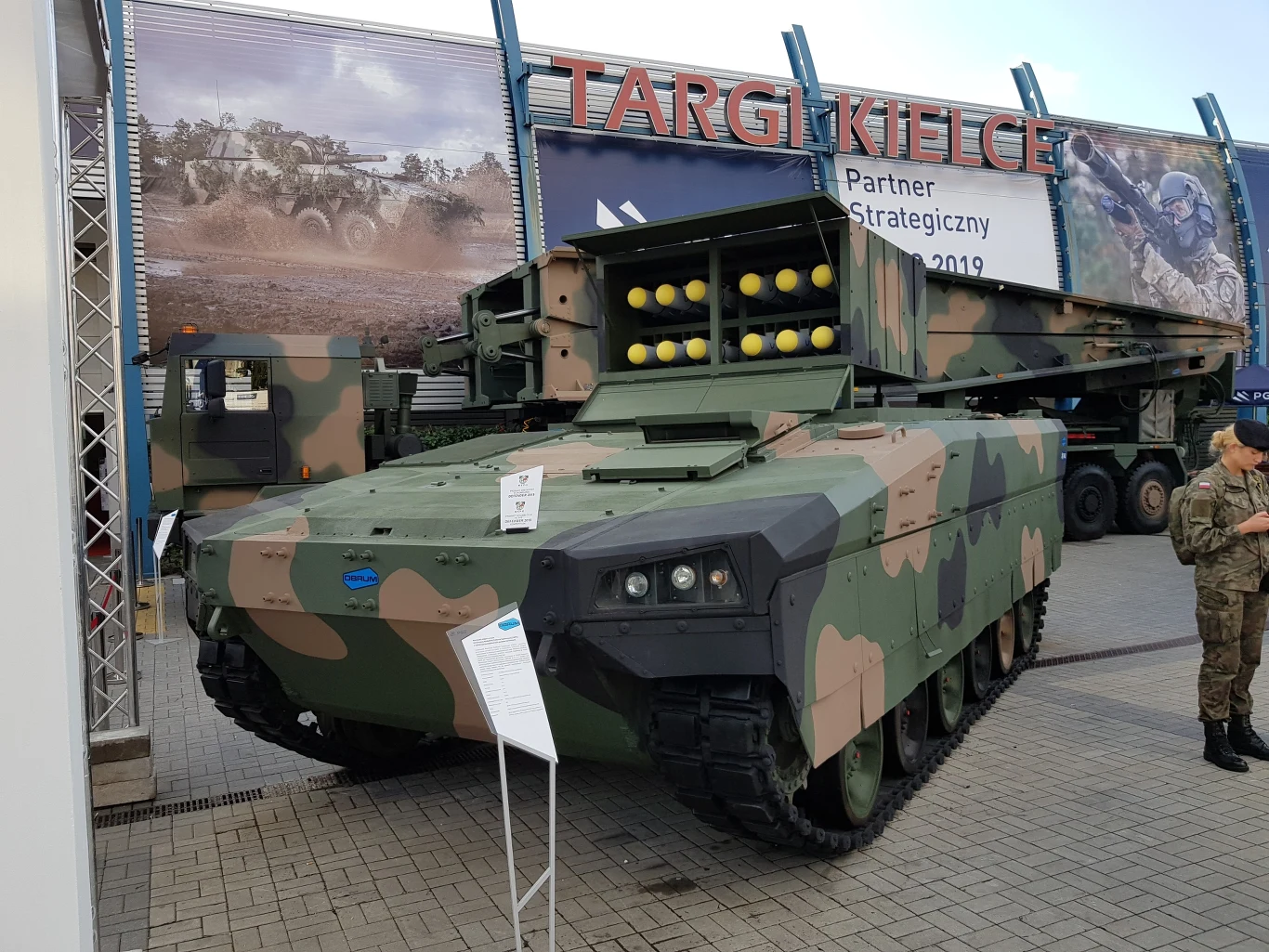 OBRUM zaprezentował niszczyciel czołgów oparty na bazie Uniwersalnej Modułowej Platformy Gąsienicowej (UMPG). Jak podkreśla Ośrodek, podwozie ma możliwości zabudowy dedykowanych modułowych systemów wieżowych, a także dowolnej konfiguracji wyposażenia pokładowego. Masa bojowa podwozia to, w zależności od konfiguracji, 20-34 t, a podstawowy poziom ochrony balistycznej wynosi 3+ wg STANAG 4569. Załoga ma składać się z trzech żołnierzy. Niszczyciel ma 7,2 m długości, 3,3 m szerokości i 1,8 m wysokości (bez wyrzutni). Prześwit wynosi 0,7 m, a pojazd ma możliwość pokonywania wzniesień o nachyleniu 60 proc.