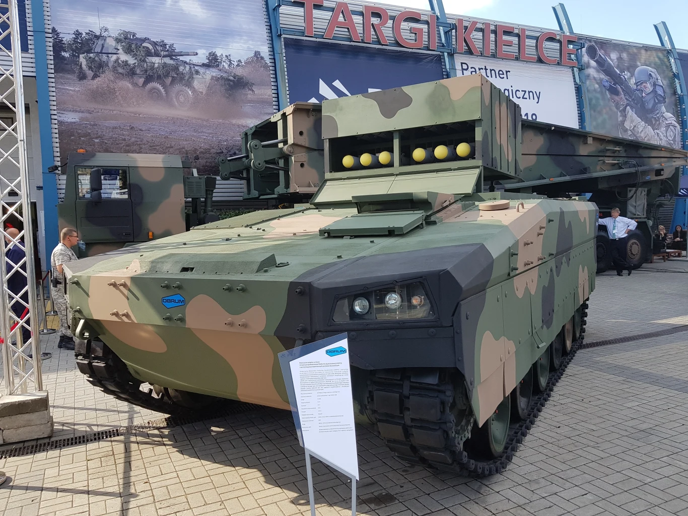 Pojazd proponowany przez OBRUM jest napędzany power-packiem z silnikiem wysokoprężnym o mocy 530 kW z przekładnia hydrokinetyczną. Zapewnia on zasięg, w zależności od konfiguracji, od 300 do 650 km. OBRUM oferuje zawieszenie skrętne, ale opcjonalnie może zostać wyposażony w hydropneumatyczne. Dodatkowe wyposażenie to agregat prądotwórczy, układ klimatyzacji i ogrzewania, system przeciwpożarowy i tłumienia wybuchu oraz system nawigacji.