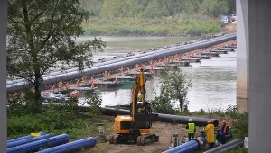  Układanie rurociągu zastępczego na moście pontonowym na Wiśle