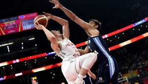 Adam Waczyński (z lewej) w dynamicznej szarży