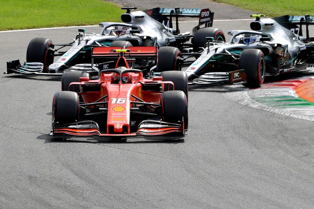 Na czele Charles Leclerc z Ferrari przed bolidami Mercedesa, prowadzonymi przez Lewisa Hamiltona i Valtteriego Bottasa