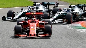 Na czele Charles Leclerc z Ferrari przed bolidami Mercedesa, prowadzonymi przez Lewisa Hamiltona i Valtteriego Bottasa