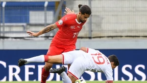 Szwajcar Ricardo Rodriguez (z lewej) i  Tjay De Barr 