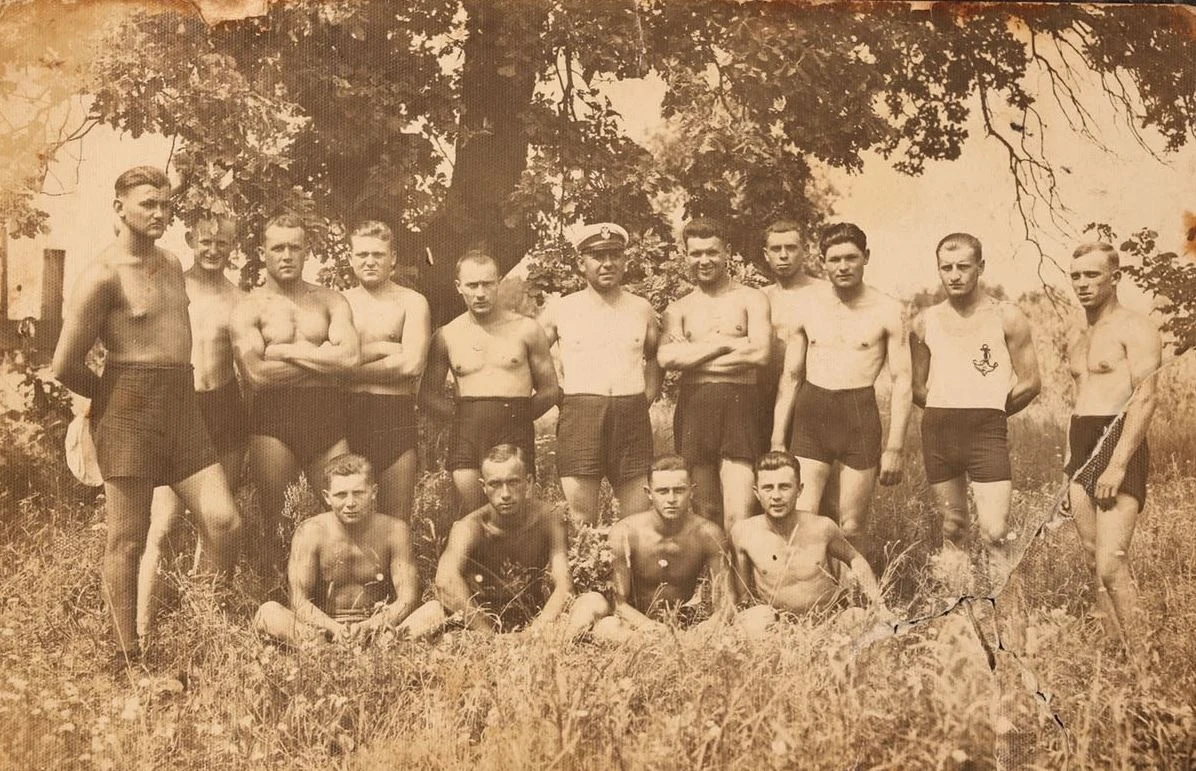 1 września 1939 roku bsmt. Mazurek prowadził poranną zaprawę, kiedy ze statku sztabowego ORP "Hetman Żółkiewski" nadany został sygnał: "Wracać. Wojna z Niemcami". Informacja o wybuchu wojny dotarła na "Żółkiewskiego" o godz. 7.30, kiedy dyżurny telefonista OW st. mar. Wątorski odebrał fonogram z 15 DP o rozpoczęciu działań wojennych. Dowódca OW "Wisła" zwołał odprawę, po której o godz. 8, rozpoczęto uzupełnianie zapasów prowiantu, paliwa i amunicji z kryp „K 5" i „K 22". Załogi kutrów zostały przemundurowane w polowe drelichy wojsk lądowych, zachowując tylko granatowe berety z marynarskimi orzełkami. Po odprawie Mazurek w oka mgnieniu znalazł się na pokładzie KU-4, gdzie kazał ściągnąć banderę, aby nie zwracała na siebie uwagi. Tuż przed godziną 9 okręty wyszły w wyznaczone rejony patrolowania z zadaniem obrony mostu kolejowego w Fordonie, jazu i hydroelektrowni w Łęgnowie oraz śluz w Brdyujściu. Zdjęcie pochodzi z albumu bsmt. Jana Kurka ze zbiorów Pawła Augustynka 