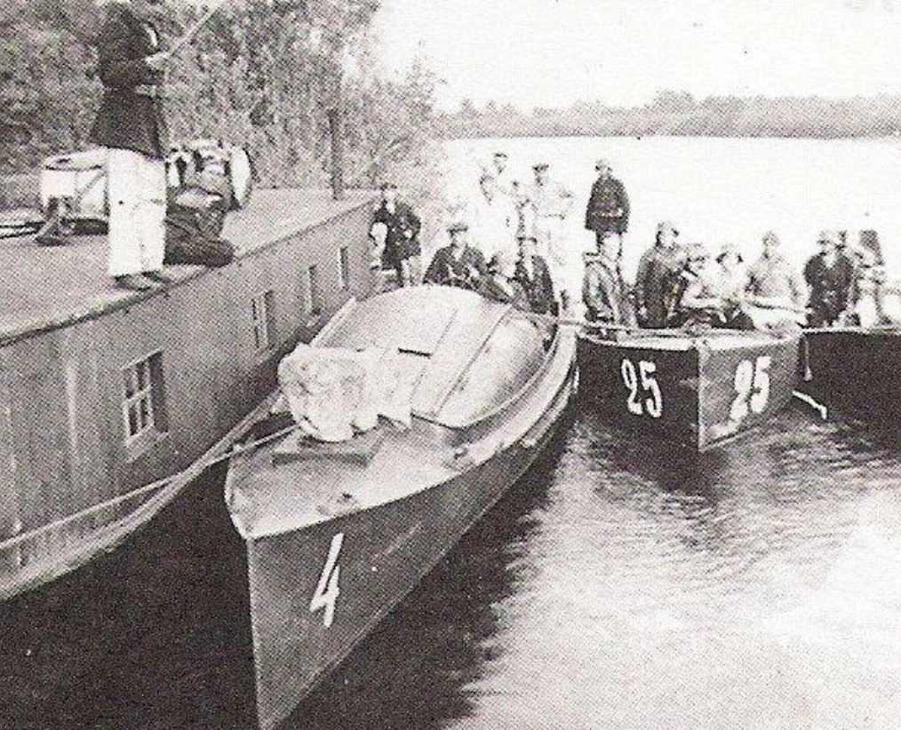 Była to stara austro-węgierska jednostka zwodowana jeszcze w czasie poprzedniej wojny w Austriewerft w Linz w Austrii. Do Polski trafiła w 1920 roku. Wcielono je w skład Flotylli Wiślanej w 1921 roku i pierwotnie nazwano M.4 (eks No 657). W październiku 1924 roku w związku z likwidacją Flotylli Wiślanej, motorówkę M.4 przekazano Flotylli Pińskiej. W 1926 roku M.4 w związku ze zmianą klasyfikacji wszystkich motorówek przemianowano na KU-4. Motorówki typu Linz miały haki holownicze, dlatego też, oprócz zadań bojowych mogły holować wszelkie jednostki bez własnego napędu. KU-4 znajdował się pod dowództwem bsmt. Mazurka od 1 lipca 1939 roku. Tydzień później na rozkaz szefa sztabu armii "Pomorze" Mazurek przeprowadził okręt do Brdyujścia z zadaniem wzmocnienia obrony przeciwlotniczej mostów wiślanych. Tam spędził całe lato na szkoleniu i uzupełnianiu map rzeki, gdyż okazało się, że jedyne jakie posiadają zostały opracowane jeszcze przed I wojną światową.