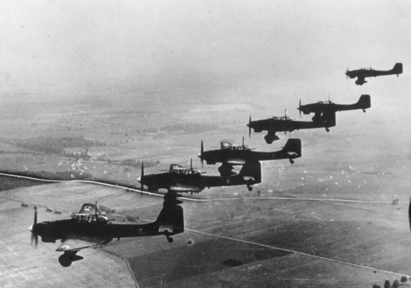 W pierwszych dniach września kuter uczestniczył w obronie mostów na Wiśle w Toruniu i Brdyujściu. Ratował kawalerzystów z rozbitej Pomorskiej Brygady Kawalerii w czasie przeprawy pod Świeciem, gdzie osłaniał wraz z tankietkami TK-3 wycofujące się jednostki. "Według obliczeń szacunkowych, biorąc pod uwagę jednorazowe możliwości przewozowe kutrów, przeprawiono łącznie na drugi brzeg około 200 żołnierzy (...) Ocalonymi żołnierzami byli szwoleżerowie 2 pułku, ułani 16 pułku oraz taboryci z Pomorskiej BK". Później uczestniczył w zlikwidowaniu niemieckiej przeprawy promowej pod Topolnem, którą podpalono przy użyciu branderów. W czasie bitwy odwrotowej jego załoga prawdopodobnie zestrzeliła niemiecki bombowiec nurkujący Ju-87. Jednak dni prawdziwej chwały miały dopiero nadejść.