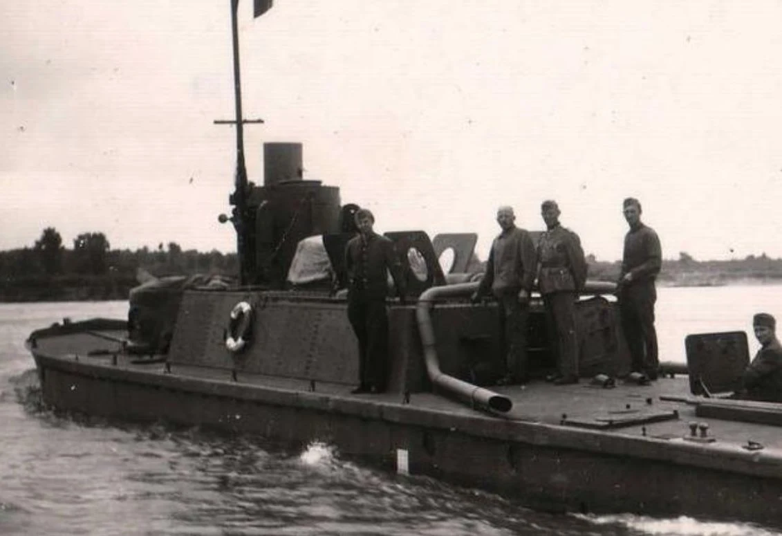 Bosmanmat Mazurek niezbyt długo cieszył się ze zwycięstwa. Dzień później, 10 września, z powodu zbyt niskiego stanu rzeki marynarze zostali zmuszeni do zatopienia własnych jednostek w okolicy Duninowa. Przez tydzień przebijali się do okrążonej Warszawy. 18 września zaatakowali w Puszczy Kampinoskiej przeważające oddziały niemieckie, gdzie w bohaterskim boju zostali rozbici. Mazurek przeżył i dostał się do niewoli, z której uciekł w połowie 1940 roku. Po ucieczce Mazurek wstąpił do ZWZ-AK na Lubelszczyźnie. W sierpniu 1944 roku wstąpił do Wojska Polskiego tworzonego w ZSRR, gdzie dostał przydział na stanowisko zastępcy dowódcy 1 Samodzielnego Morskiego Batalionu Zapasowego. W jego składzie dotarł do Gdańska. Nigdy nie otrzymał żadnej nagrody za bohaterską postawę, która uratowała wiele ludzkich istnień. Sławek Zagórski