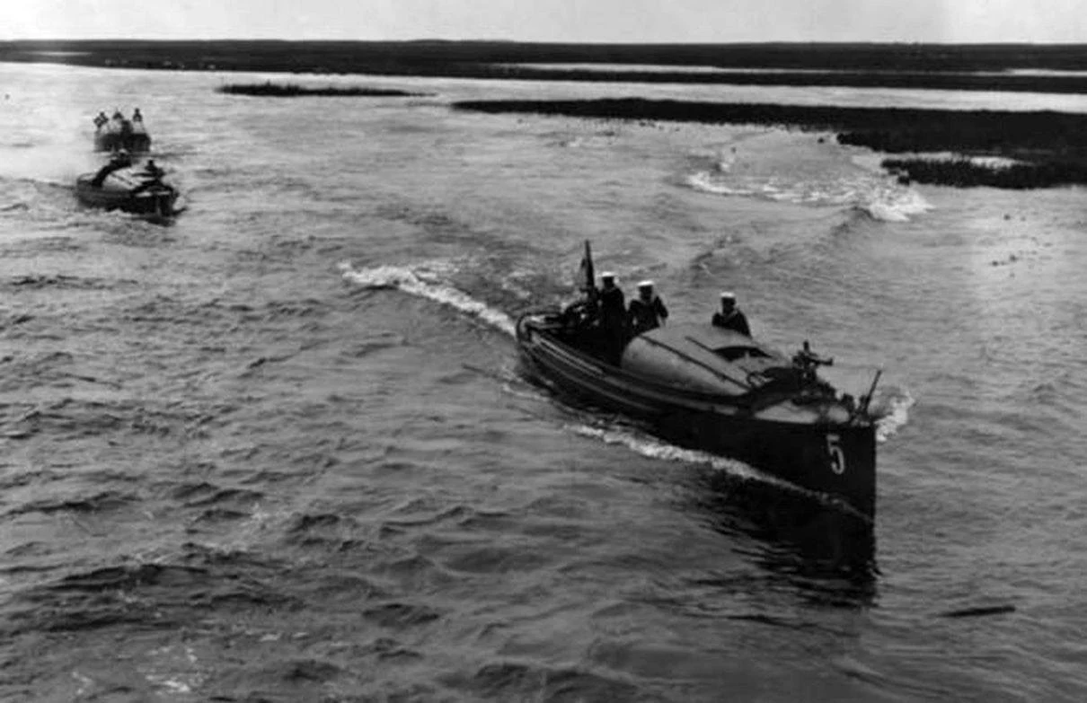 W czerwcu 1939 roku, kiedy wszyscy byli pewni, że wojna wisi w powietrzu marynarze OW "Wisła" i Flotylli Pińskiej rozpoczęli gorączkowe przygotowania do działań zbrojnych. Jednostki wodne przeszły szybki przegląd i zaczęto je przemalowywać w barwy ochronne. Wśród nich był kuter uzbrojony KU-4 dowodzony przez bosmanmata Henryka Mazurka. 