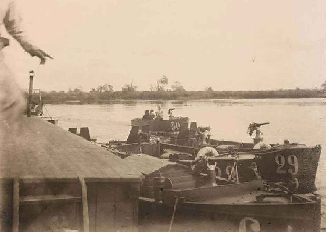 Na miejscu pozostał jedynie KU-4, który osłaniał odwrót. Ze strony brzegu padły strzały prawdopodobnie z niemieckiego czołgu. Jednak pociski kalibru 37 mm padały chaotycznie. Niemcy nie wiedzieli, gdzie ukrył się polski kuter. Piechurzy jedynie od czasu do czasu odważyli się oddać strzał. Karabin maszynowy skutecznie przycisnął ich do ziemi. Wówczas kolejnym celnym strzałem Mazurek uszkodził pojazd pancerny i zmusił go do odwrotu. Po pewnym czasie niemiecka piechota wzmocniona kilkoma pojazdami wróciła na miejsce potyczki, Polaków już tam nie było. 