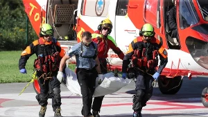 Ratownicy transportują ciała grotołazów z Jaskini Wielkiej Śnieżnej w Tatrach