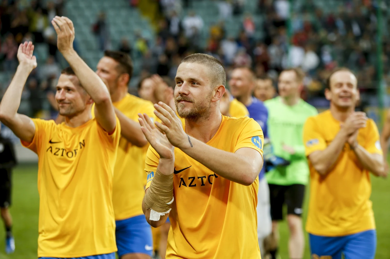 Antek Królikowski w nowej fryzurze podczas charytatywnego meczu 