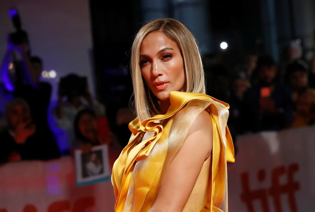  Jennifer Lopez na premierę filmu zdecydowała się na kreację w odcieniach złota