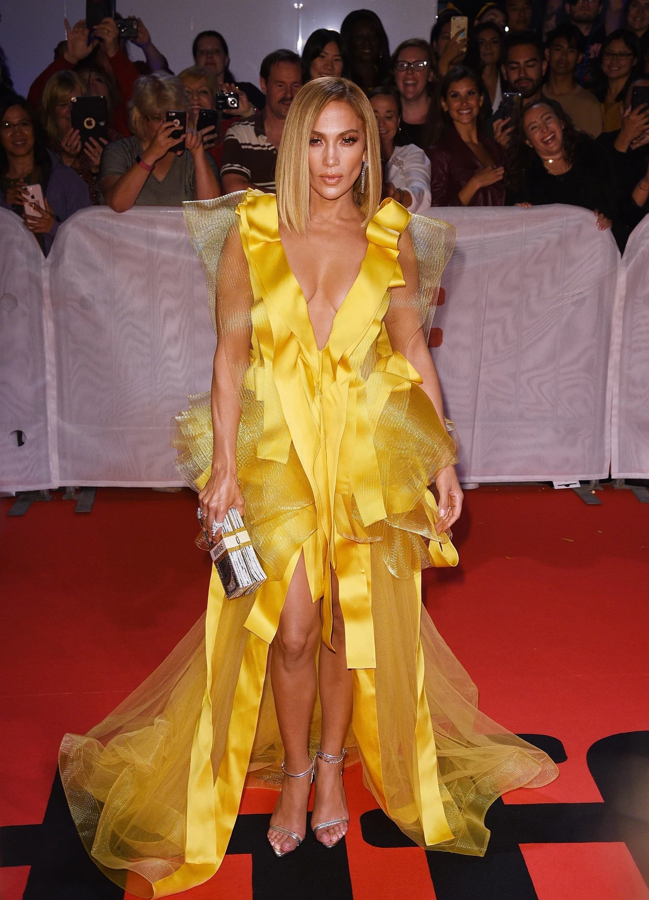 Jennifer Lopez postanowiła zmienić fryzurę. Krótsze i rozjaśnione włosy odjęły wokalistce lat Jennifer Lopez postanowiła zmienić fryzurę. Krótsze i rozjaśnione włosy odjęły wokalistce lat
