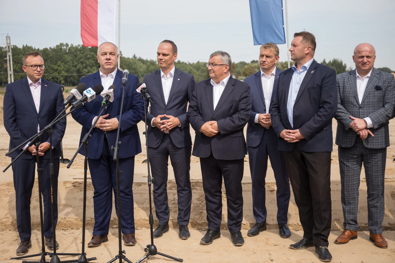 Oficjele ledwo się pomieścili.... Bo i droga krótka
