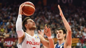 Mateusz Ponitka (z piłką)