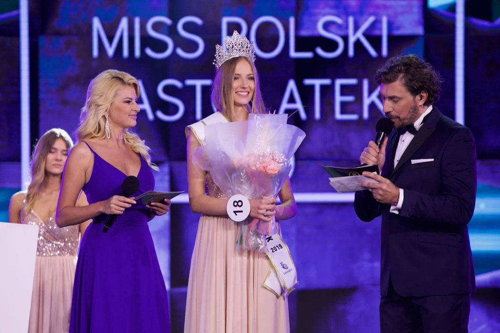Trzeba przyznać, że pani Magdalena miała silną konkurencję. Oto kto jeszcze znalazł się w ścisłym finale: IV Wicemiss Polski Nastolatek 2019 – Aleksandra Gałązka III Wicemiss Polski Nastolatek 2019 – Aleksandra Werner II Wicemiss Polski Nastolatek 2019 – Maria Doroszczyk Trzeba przyznać, że pani Magdalena miała silną konkurencję. Oto kto jeszcze znalazł się w ścisłym finale: IV Wicemiss Polski Nastolatek 2019 – Aleksandra Gałązka III Wicemiss Polski Nastolatek 2019 – Aleksandra Werner II Wicemiss Polski Nastolatek 2019 – Maria Doroszczyk