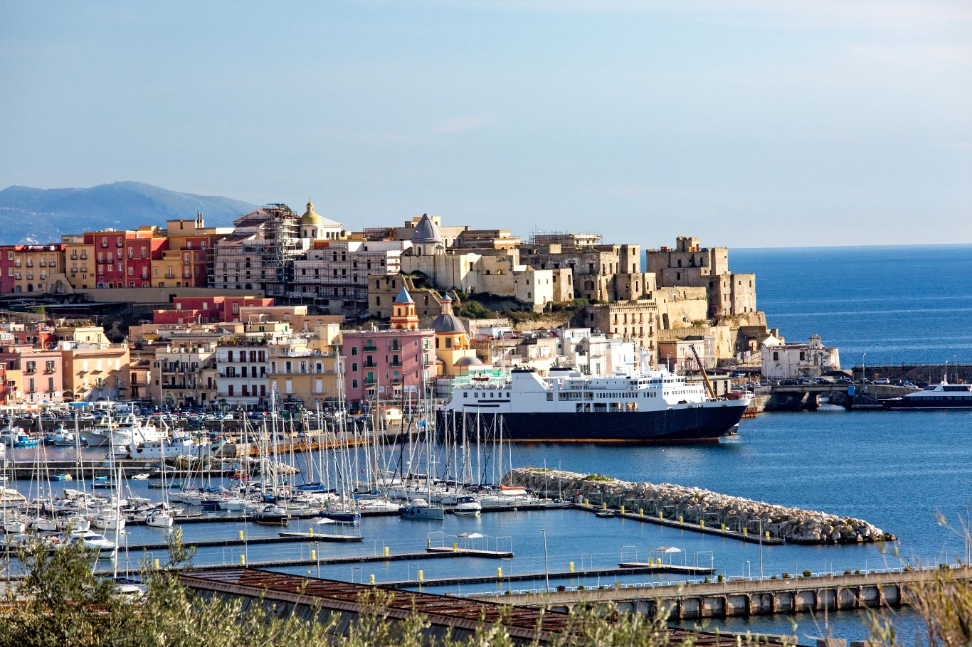 Port w Neapolu. Stąd można wyruszyć promem na jednodniową wycieczkę na Capri Port w Neapolu. Stąd można wyruszyć promem na jednodniową wycieczkę na Capri