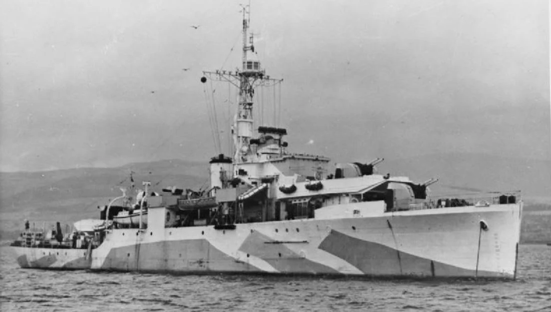 Wysłany na pomoc niszczyciel HMS „Consort” próbował wziąć uszkodzony okręt na hol, jednak silny ogień artylerii niweczył te próby. Niszczyciel musiał się wycofać ze stratą 10 marynarzy zabitych i 22 rannych. Do tego czasu na slupie zginęło 22 marynarzy, a 32, w tym kot, zostało rannych. Lekarz pokładowy opatrzył Simonowi poparzenia i usunął cztery odłamki pocisku. Nie spodziewano się, że przeżyje noc. Tym bardziej, że uszkodzony okręt osiadł na dnie jeszcze bardziej i nie można było się spodziewać szybkiej pomocy. Kot jednak przeżył. W nocy kilka razy próbowano wyrwać się z pułapki, wypompowując napływającą wodę i powoli odchodząc z mielizny. Na nic to się zdało. Chińska artyleria trzymała ich w szachu, odganiając. 21 kwietnia odgoniła krążownik HMS „London” i slup HMS „Black Swan”, które musiały się wycofać z 3 zabitymi i 14 rannymi.
