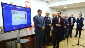 Przewodniczący komisji weryfikacyjnej ds. reprywatyzacji nieruchomości warszawskich Sebastian Kaleta podczas konferencji 